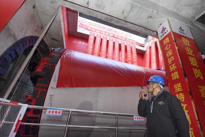 2021年12月18日，合肥市轨道交通3号线南延2标段仙霞路站-站前路区间“奋斗一号”再出发。 安徽路桥供图